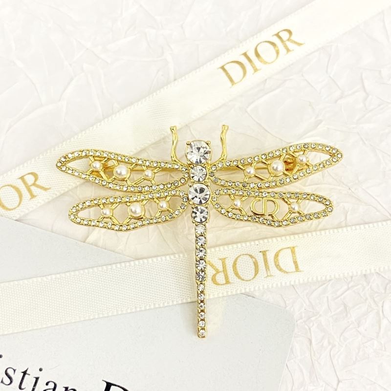 chr1st1an D10r brooches